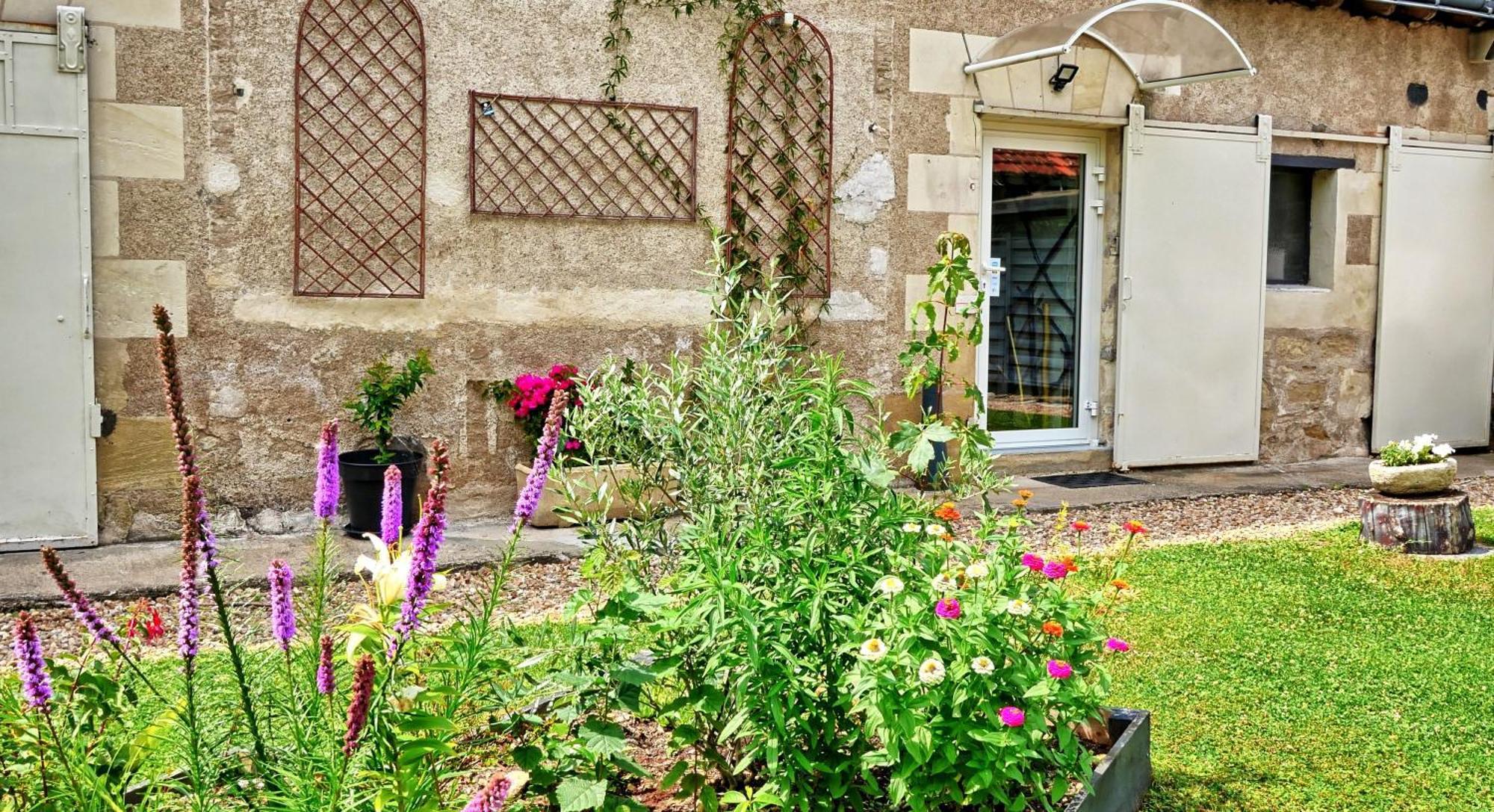A 2 Pas D Azay Hotel Neuil Exterior photo
