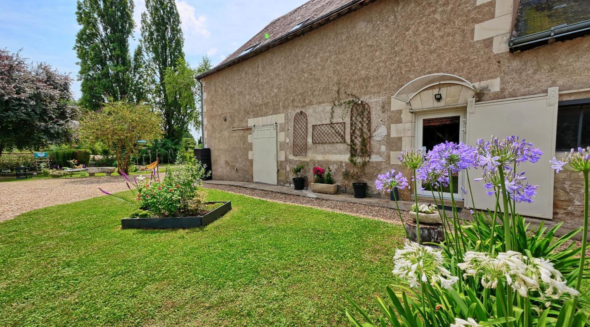 A 2 Pas D Azay Hotel Neuil Exterior photo